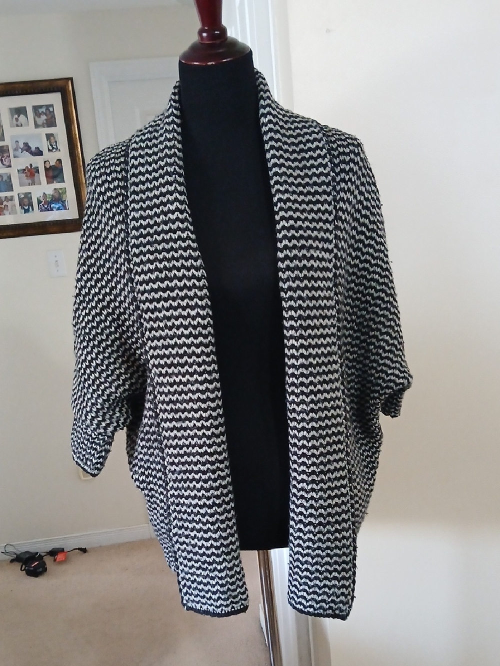 💓3/$15 Black and White Women's Cardigan - Picture 8 of 13